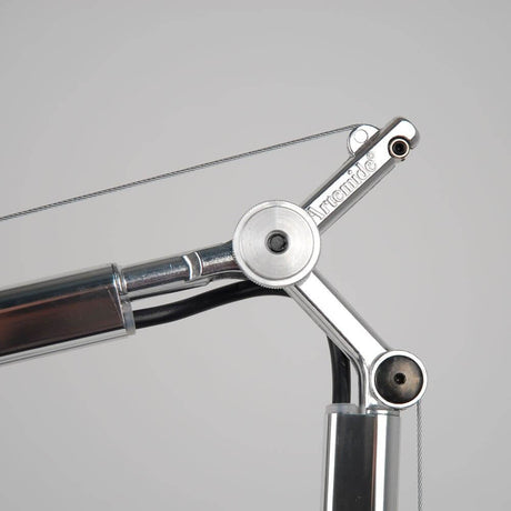 Artemide Tolomeo Lettura Körper mit Aluminiumarm, Gelenkmechanismus und Befestigungselement, Detailansicht