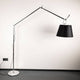Artemide Tolomeo Mega Terra Stehleuchte mit schwarzem Schirm und elegantem Design für wohnliches Licht.