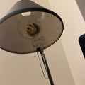 Artemide Tolomeo Micro Tischlampe mit mattem und glänzendem Lampenschirm, elegantes Design und moderne Beleuchtung.