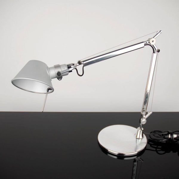 Artemide Tolomeo Micro Tischlampe in Silber, kompakte Design-Tischleuchte mit flexiblem Arm und elegantem Fuß
