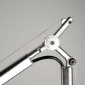 Detailansicht der Artemide Tolomeo Micro Tischlampe mit elegantem Metallarm und filigraner Technik.