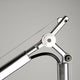Detailansicht der Artemide Tolomeo Micro Tischlampe mit elegantem Metallarm und filigraner Technik.