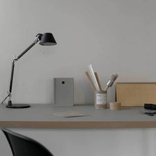 Artemide Tolomeo Micro Tischlampe in Schwarz auf modernem Schreibtisch, kompakte Design-Tischleuchte