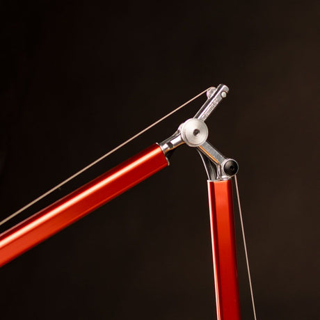 Artemide Tolomeo Micro Tischlampe rot mit Klemme, verstellbarer Arm und Metallgelenk, Seitenansicht