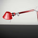 Artemide Tolomeo Micro Wandleuchte schwenkbar in Rot mit schwenkbarem Arm und modernem Design.