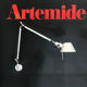 Artemide Tolomeo Parete Wandleuchte mit flexiblem Doppelarm und elegantem Schirm auf schwarzem Hintergrund.