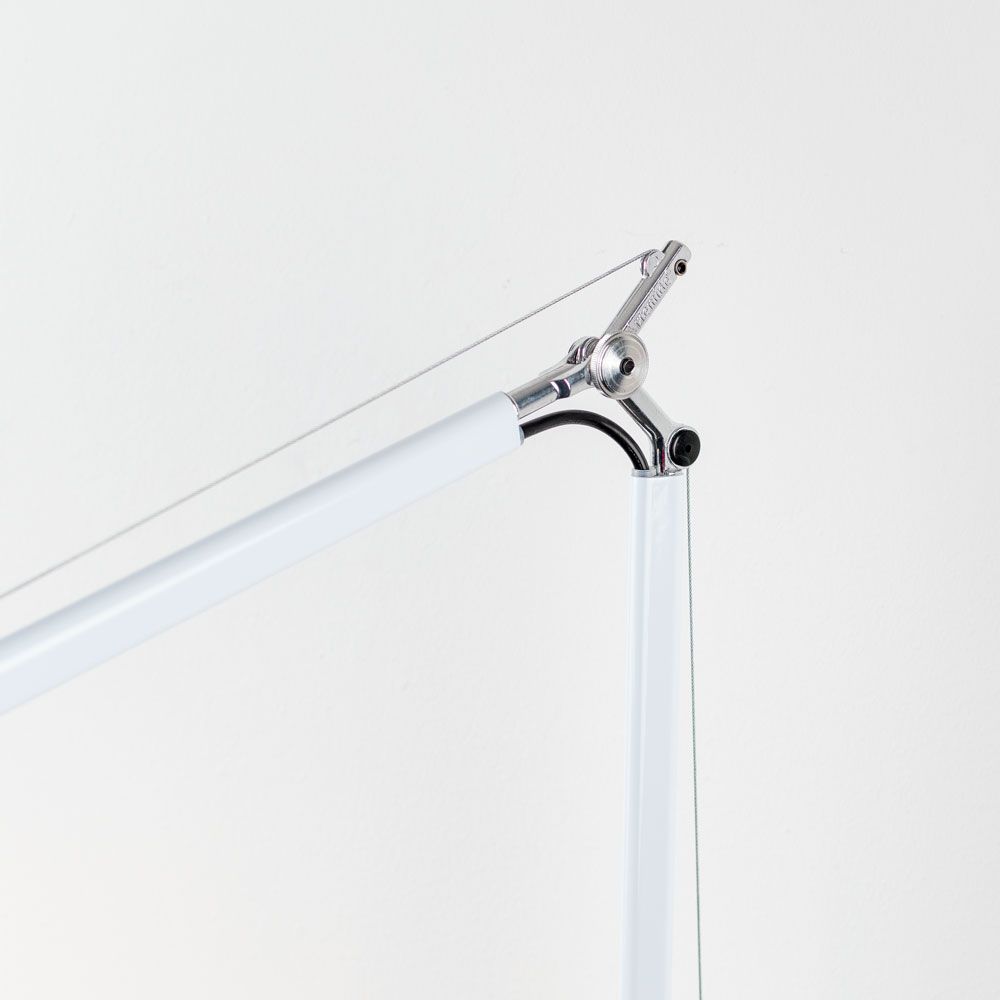 Detailansicht der Artemide Tolomeo Parete Wandleuchte, Aluminiumstruktur mit flexiblem Federzugsystem.