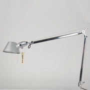 Artemide Tolomeo Tavolo LED Körper, silberfarben, Aluminium mit schwarzem Arm, schwenkbar, Seitenansicht