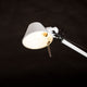 Detailansicht der weißen Artemide Tolomeo Tavolo Tischleuchte mit funktionalem Design und schwenkbarem Schirm.