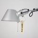 Artemide Tolomeo Tavolo Tischleuchte mit silbernem Lampenschirm und schwenkbarem Arm.