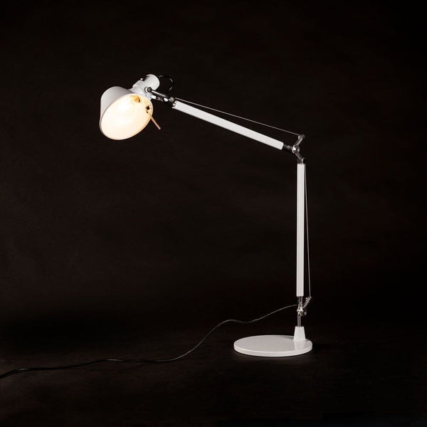 Lampe de table Artemide Tolomeo Tavolo avec ampoule LED dimmable en blanc sur fond noir
