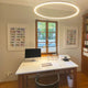 Helles, modernes Homeoffice mit minimalistischem Schreibtisch und runder Pendelleuchte.