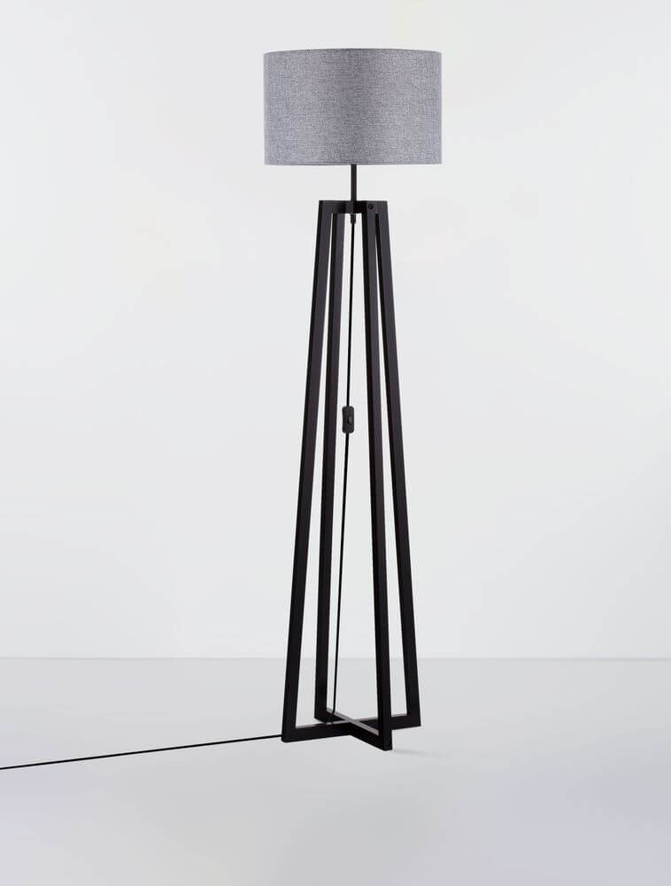 Artis Stehlampe H 153cm mit schwarzem Holzgestell und grauem Stoffschirm in modernem skandinavischen Design.