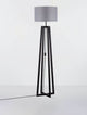 Artis Stehlampe H 153cm mit schwarzem Holzgestell und grauem Stoffschirm in modernem skandinavischen Design.