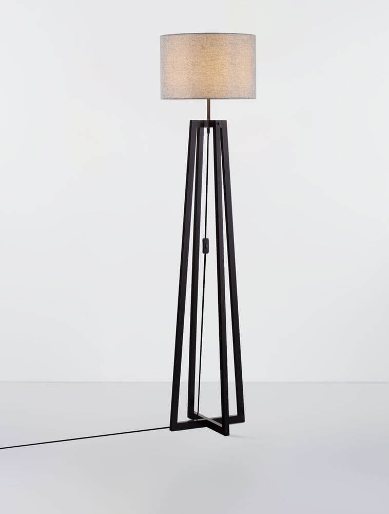 Artis Stehlampe H 153cm mit schwarzem Holzgestell und grauem Stoffschirm, modernes skandinavisches Design.