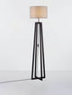 Artis Stehlampe H 153cm mit schwarzem Holzgestell und grauem Stoffschirm, modernes skandinavisches Design.