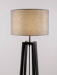Artis Stehlampe H 153cm mit schwarzem Holzgestell und grauem Stoffschirm für sanftes Licht.