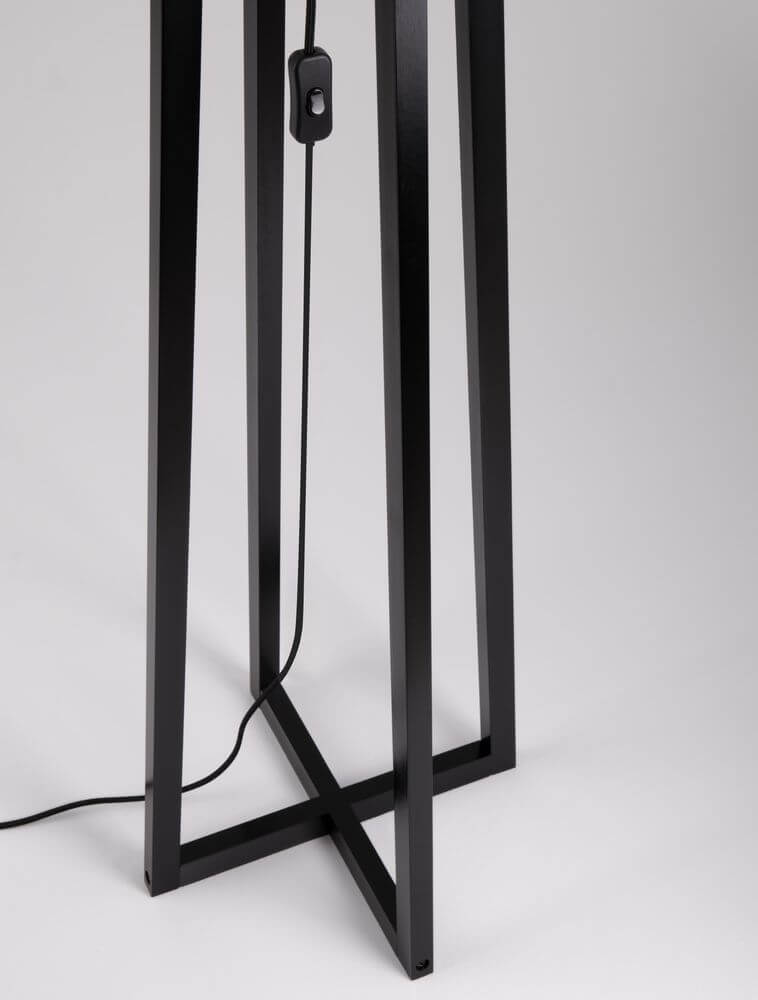Detailaufnahme der Artis Stehlampe H 153cm mit schwarzem Holzgestell und Schalter