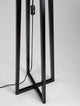 Detailaufnahme der Artis Stehlampe H 153cm mit schwarzem Holzgestell und Schalter
