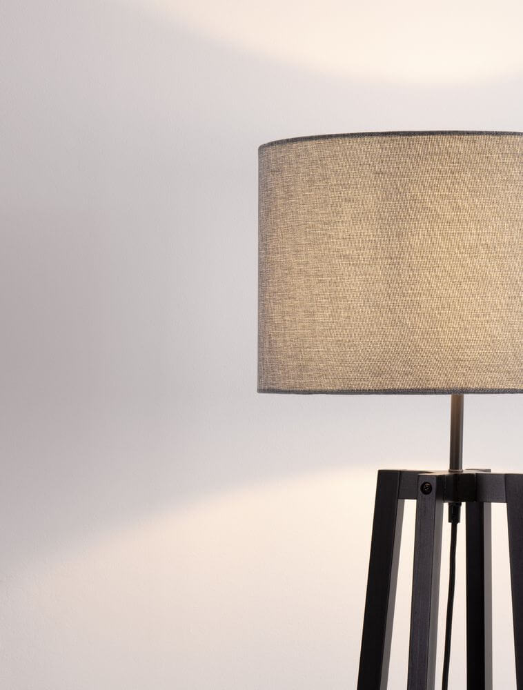 Detailansicht der Artis Stehlampe H 153cm mit grauem Stoffschirm und schwarzem Holzgestell im Shabby-Chic-Stil.