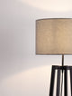 Detailansicht der Artis Stehlampe H 153cm mit grauem Stoffschirm und schwarzem Holzgestell im Shabby-Chic-Stil.