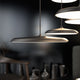 Artist 25 LED Pendelleuchte Ø 25cm Dimmbar Schwarz an einer modernen Decke