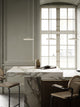 Artist 25 LED Pendelleuchte in Weiß über Marmortisch, minimalistisches Design in hellem Raum