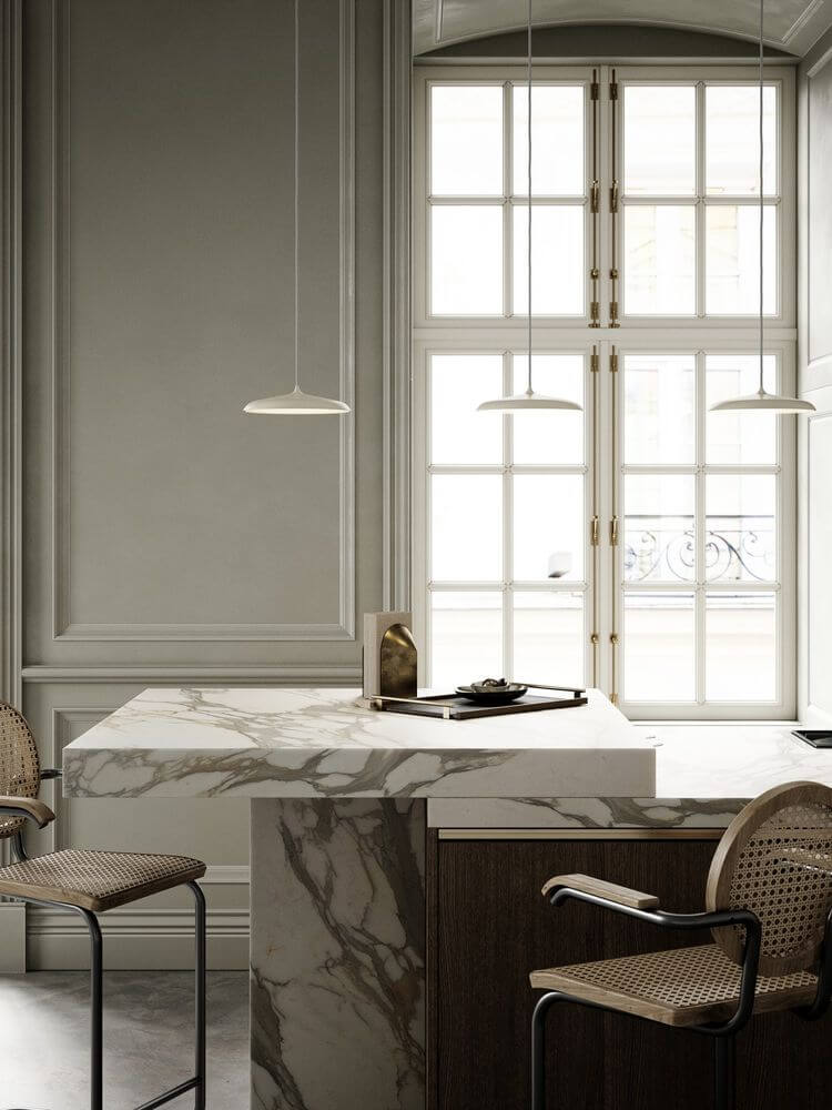 Artist 25 LED Pendelleuchte in modernem Kücheninterieur mit elegantem marmoriertem Tisch.