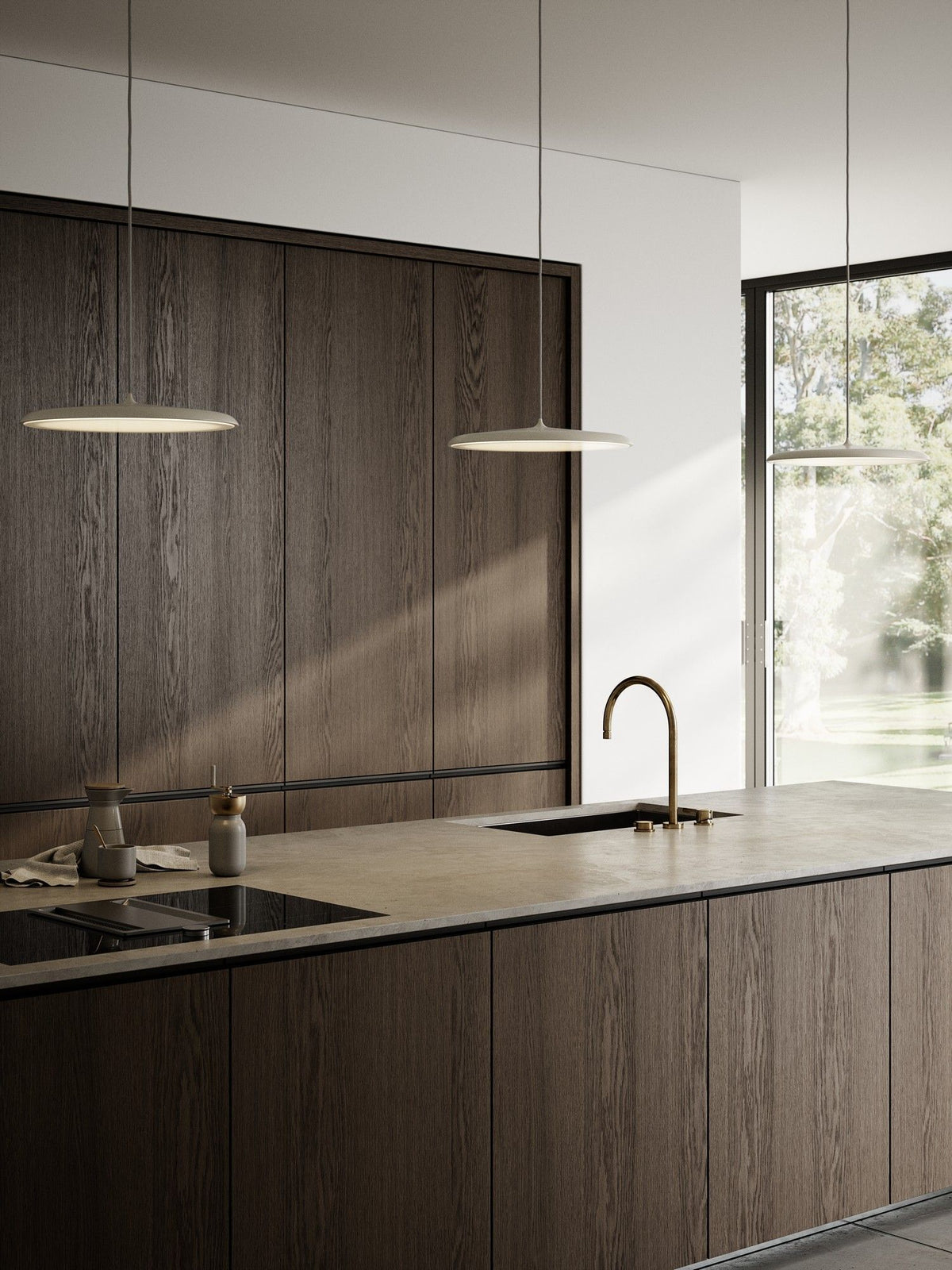 Artist 40 LED Pendelleuchte in Weiß über Küchentheke hängend, moderne flache Designleuchte in minimalistischer Küche