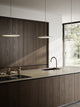 Artist 40 LED Pendelleuchte in Weiß über Küchentheke hängend, moderne flache Designleuchte in minimalistischer Küche
