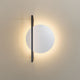 s.luce Artus LED Wandleuchte mit elegantem Design und warmem Licht auf beige Hintergrund