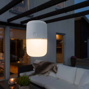 Solar LED Leuchte Assisi zum Hängen oder Hinstellen Weiß hängt in einem stilvollen Außenbereich bei Nacht.