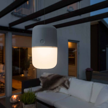 LED Solarlicht Assisi om te hangen of neer te zetten Grijs in de buitenruimte bij schemering.