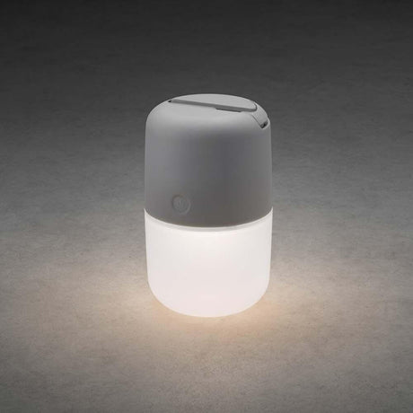 LED Solarlicht Assisi om te hangen of neer te zetten Grijs op een donkere achtergrond, stralend verlicht.