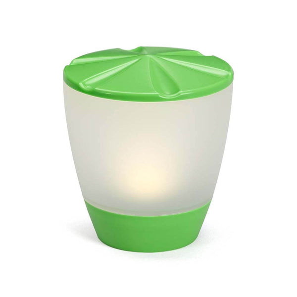 Lámpara LED solar Assisi Turner Verde en el jardín, brilla suavemente y de forma decorativa.