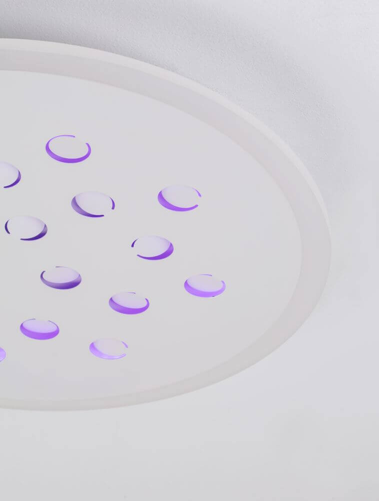 Astro LED Deckenleuchte 3000K Weiß in modernem Design mit lila Akzenten.