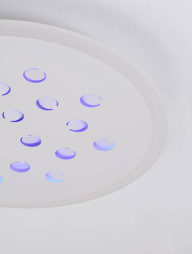 Astro LED Deckenleuchte 3000K Weiß mit modernes Design und blauen Lichtern im Deckenpaneel.
