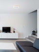 Astro LED Deckenleuchte 3000K Weiß in modernem Wohnraum über einer Couch und Fernseher.