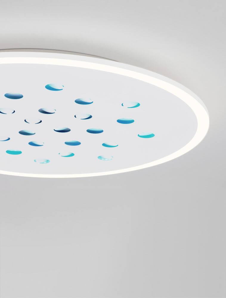 Astro LED Deckenleuchte 3000K Weiß mit modernen blauen Elementen und sanfter Lichtabstrahlung.