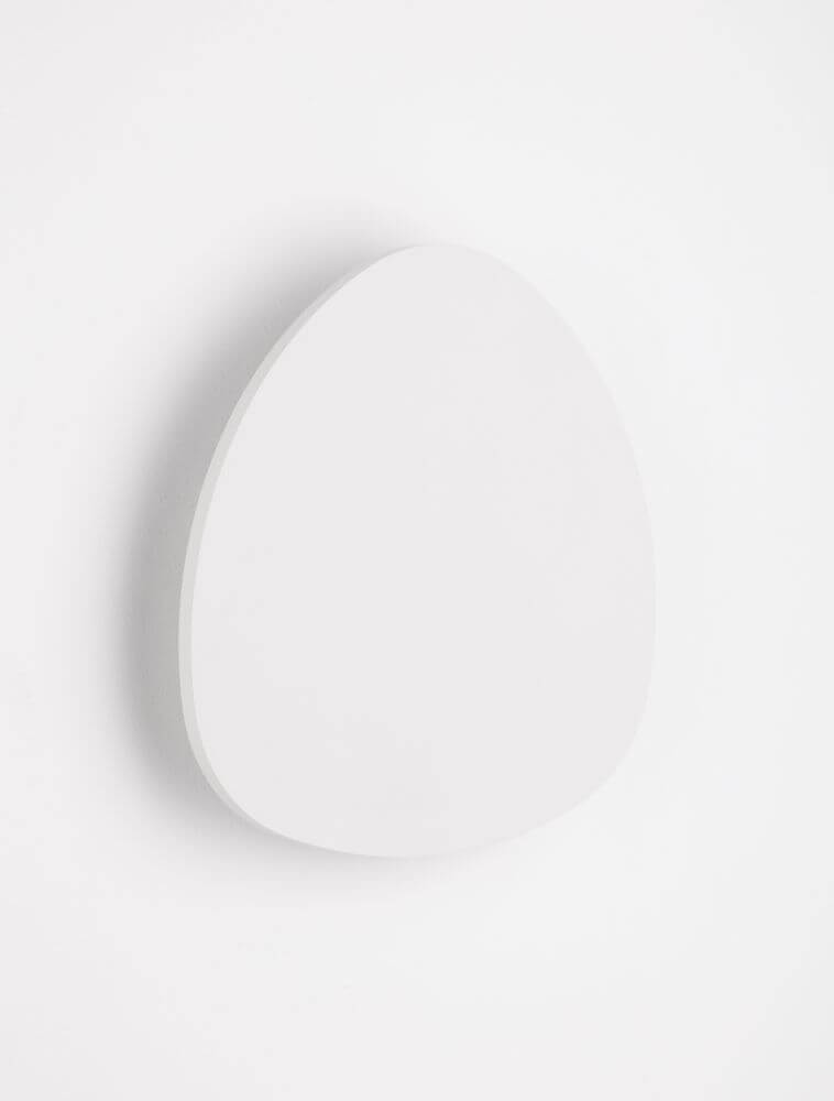 Atena LED Wandleuchte 3000K Weiß an der Wand montiert, modernes Design in Weiß.