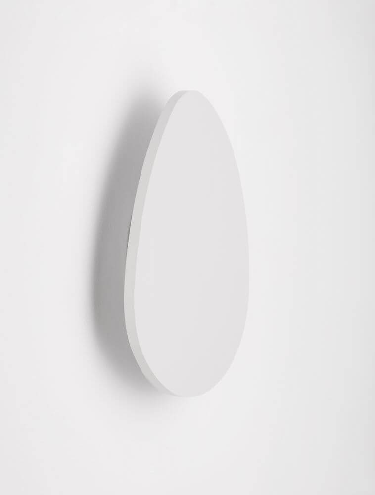 Atena LED Wandleuchte 3000K Weiß an der Wand montiert, modernes Design für stilvolle Beleuchtung.