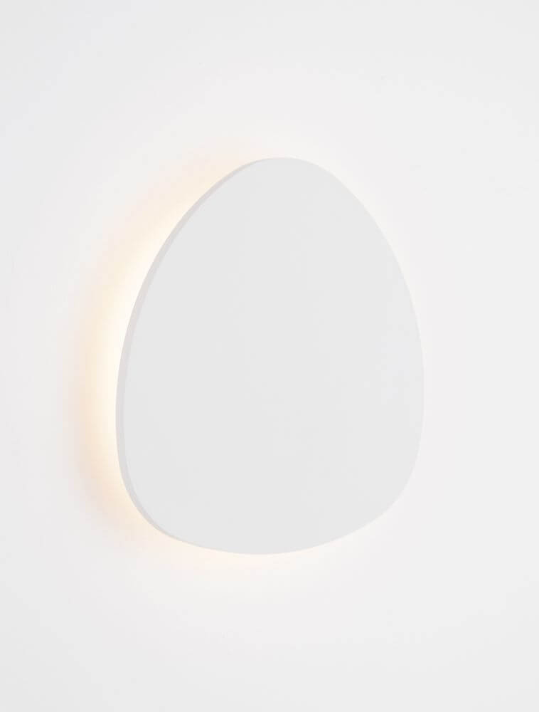 Atena LED Wandleuchte 3000K Weiß in eleganter, ovaler Form mit sanfter Umgebungsbeleuchtung.