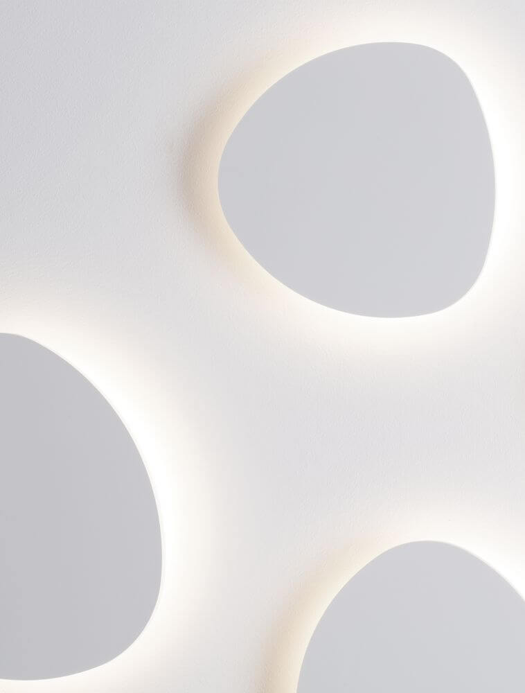 Atena LED Wandleuchte 3000K Weiß mit sanfter Hintergrundbeleuchtung in modernem Design.