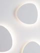 Atena LED Wandleuchte 3000K Weiß mit sanfter Hintergrundbeleuchtung in modernem Design.