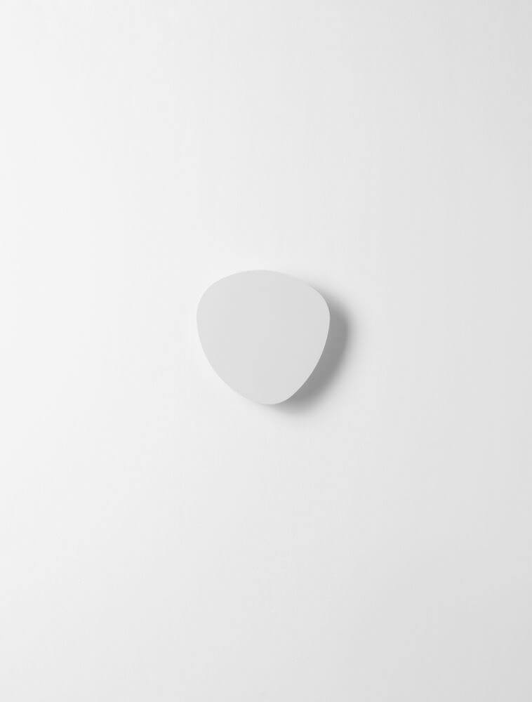 Atena LED Wandleuchte 3000K Weiß an einer weißen Wand, warmes Licht, modernes Design.
