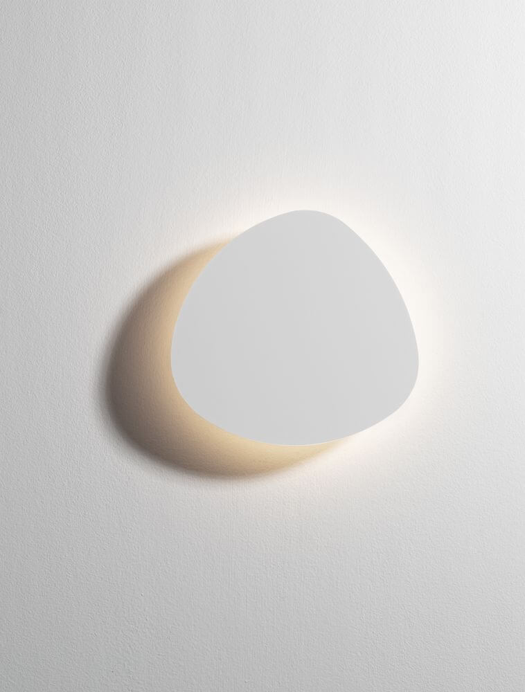 Atena LED Wandleuchte 3000K Weiß an der Wand, modernes Design mit sanftem Licht.