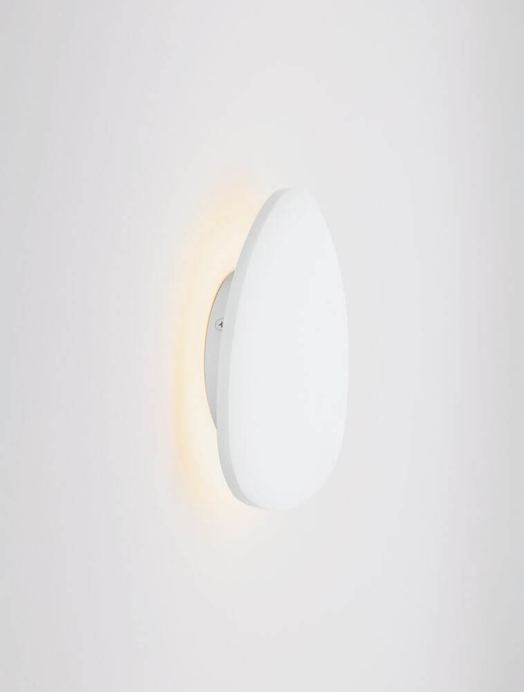 Atena LED Wandleuchte 3000K Weiß an der Wand in eleganter, schlichter Form mit warmem Licht.
