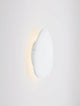 Atena LED Wandleuchte 3000K Weiß an der Wand in eleganter, schlichter Form mit warmem Licht.