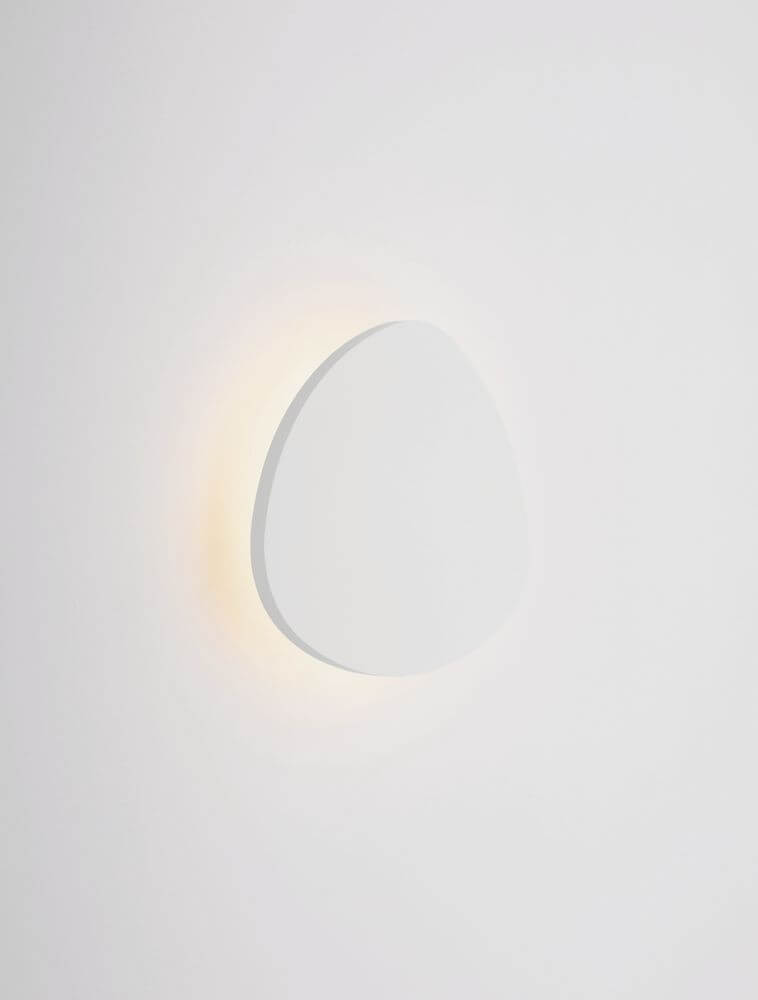 Atena LED Wandleuchte 3000K Weiß an einer Wand, sanfte Lichtabstrahlung.