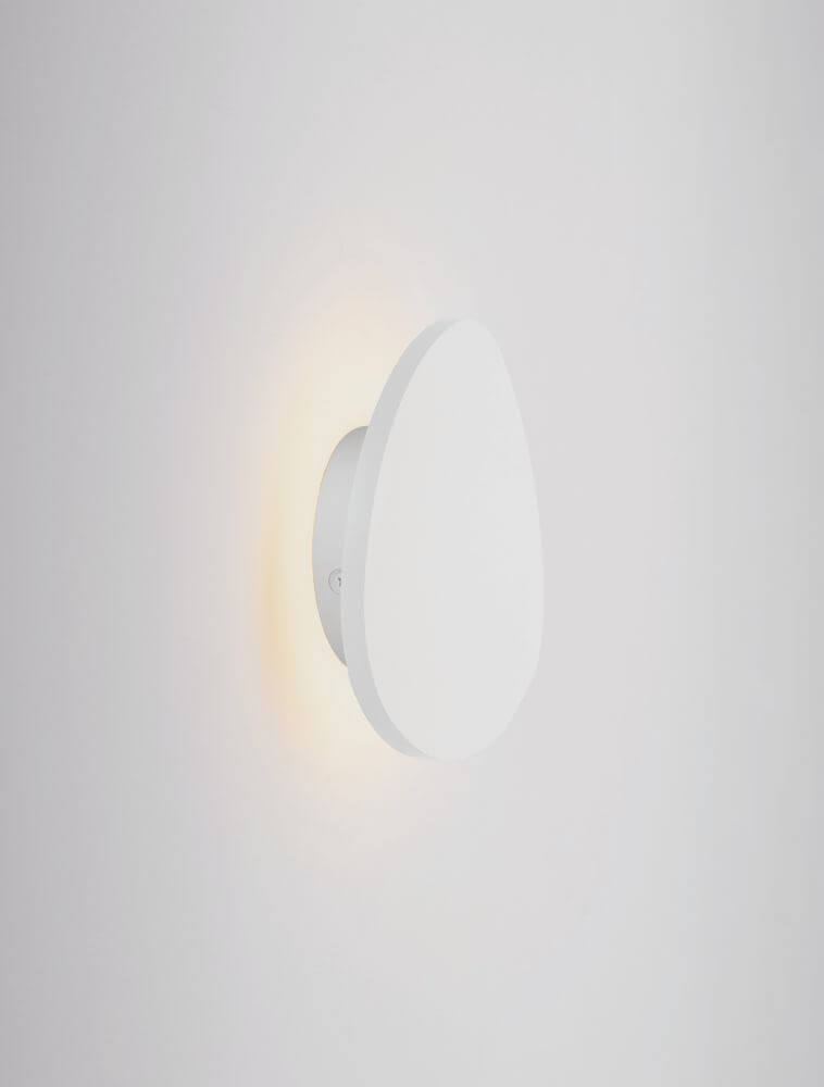 Atena LED Wandleuchte 3000K Weiß an einer Wand montiert, strahlt sanftes Licht aus.